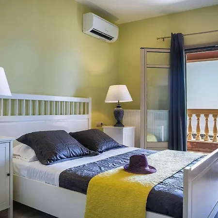 Sleeps 6 Air Con Wifi Villa
